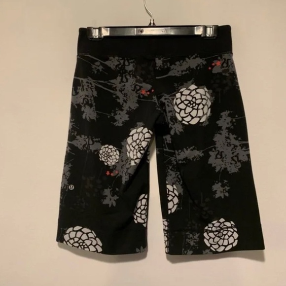 Lululemon Clam Digger Crops Logo RARE Flower Print Size M - Picture 6 of 7